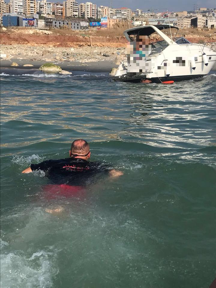 الدفاع المدني أنقذ شخصين تعطل زورقهما مقابل شاطىء زوق مصبح