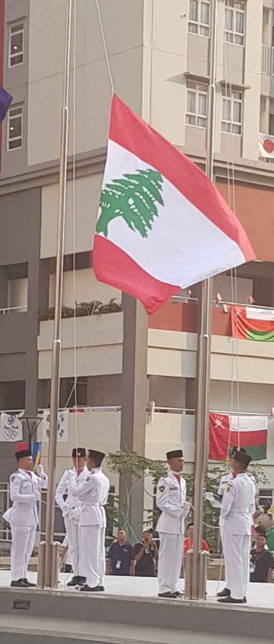 رفع العالم اللبناني في القرية الأسيوية 