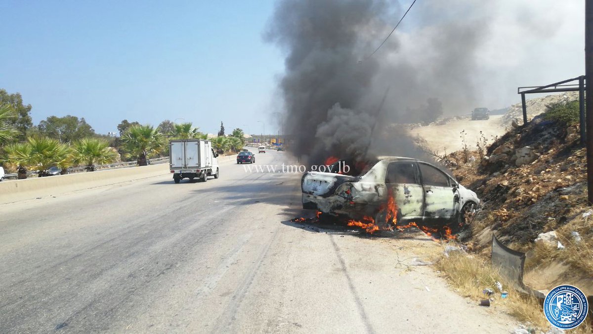 النيران اندلعت بسيارة سياحية على اوتوستراد القلمون عند مفرق البلمند