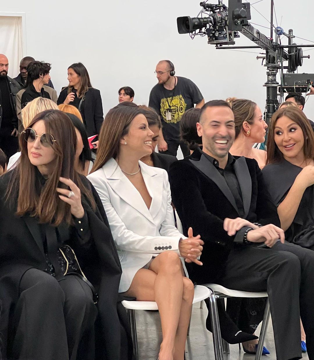 إليسا مع النجمتين مونيكا بيلوتشي وإيفا لونغوريا في عرض أزياء "إيلي صعب
