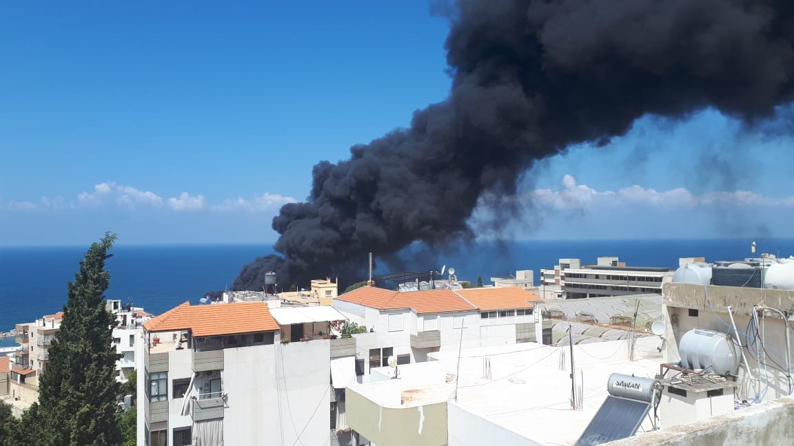حريق كبير في محلة البوار في بورة تضم المئات من الاقفاص البلاستيكية 