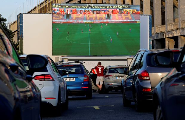 مشاهدة مباراة لكرة القدم في تشيكيا داخل السيارات