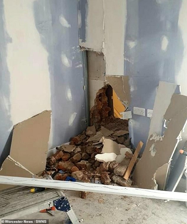 حفروا نفقاً لسرقة متجر هواتف