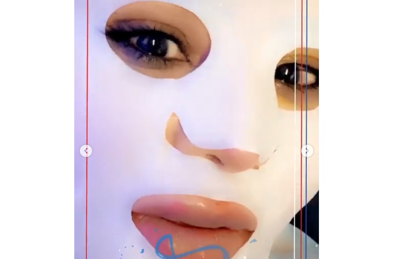 نجمة عربية شهيرة وراء هذا القناع.. خمّنوا من هي؟