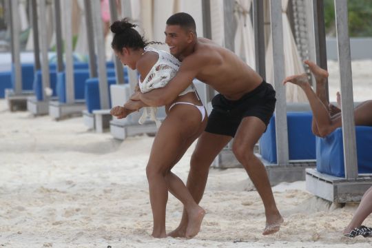 يونس بنجيما مع فتاة