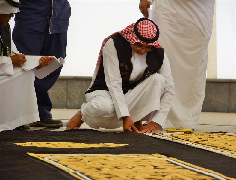 فحص الكسوة لموسم الحج للتأكد من اكتمالها وسلامتها