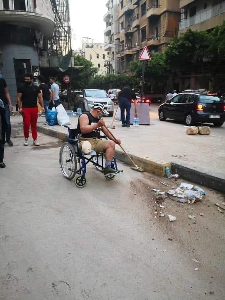 رجل يساعد في أعمال التنظيف ببيروت على كرسيه المتحرّك