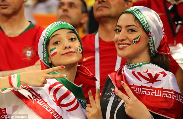 نتيجة بحث الصور عن مشجعات إيرانيات يدخلن ملاعب الكرة لأول مرة منذ 40 عاما