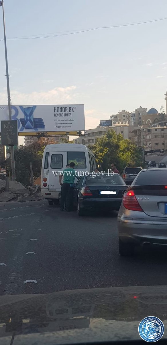 تصادم بين سيارة وحافلة لنقل الركاب على اوتوستراد خلدة 