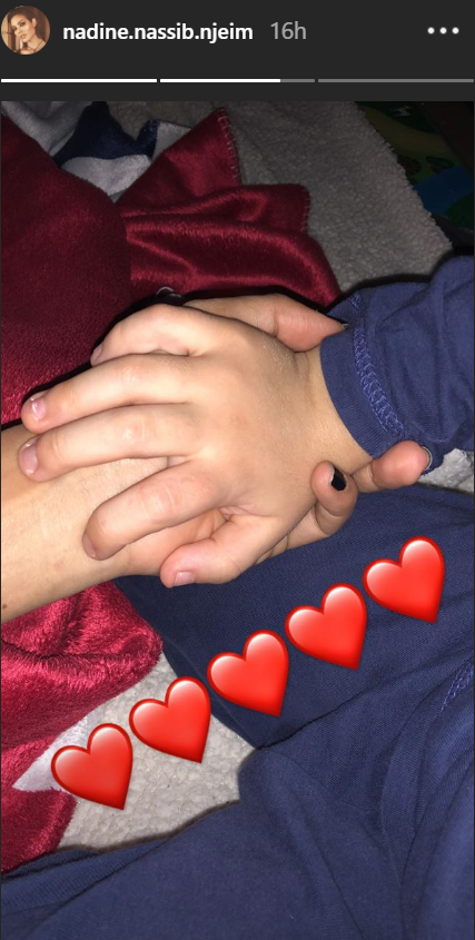 نادين نسيب نجيم تمسك يد ابنها جيوفاني 