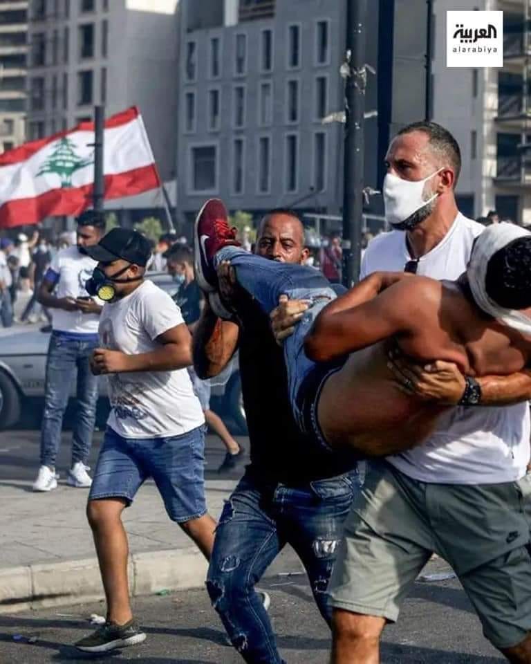 صورة مؤثرة لفادي الخطيب يساعد مصاباً أثناء مواجهات أمس 