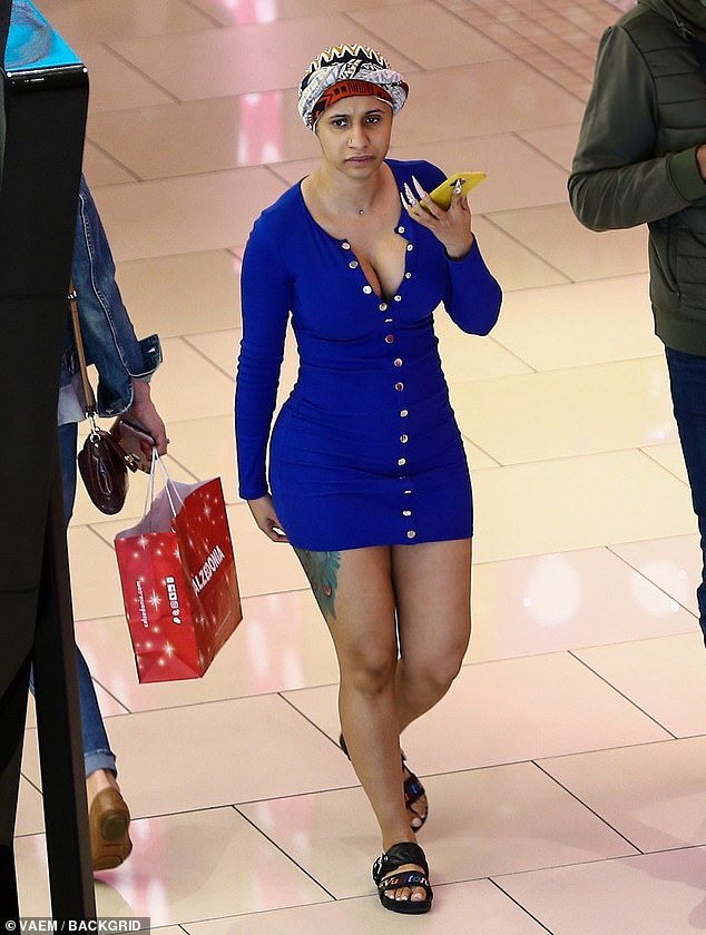 كاردي بي يصعب التعرّف عليها بدون مكياج.. الكاميرا رصدتها في المركز التجاري (صور)
