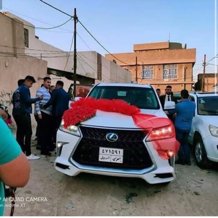 الشرطة العراقية تزف عروسين 