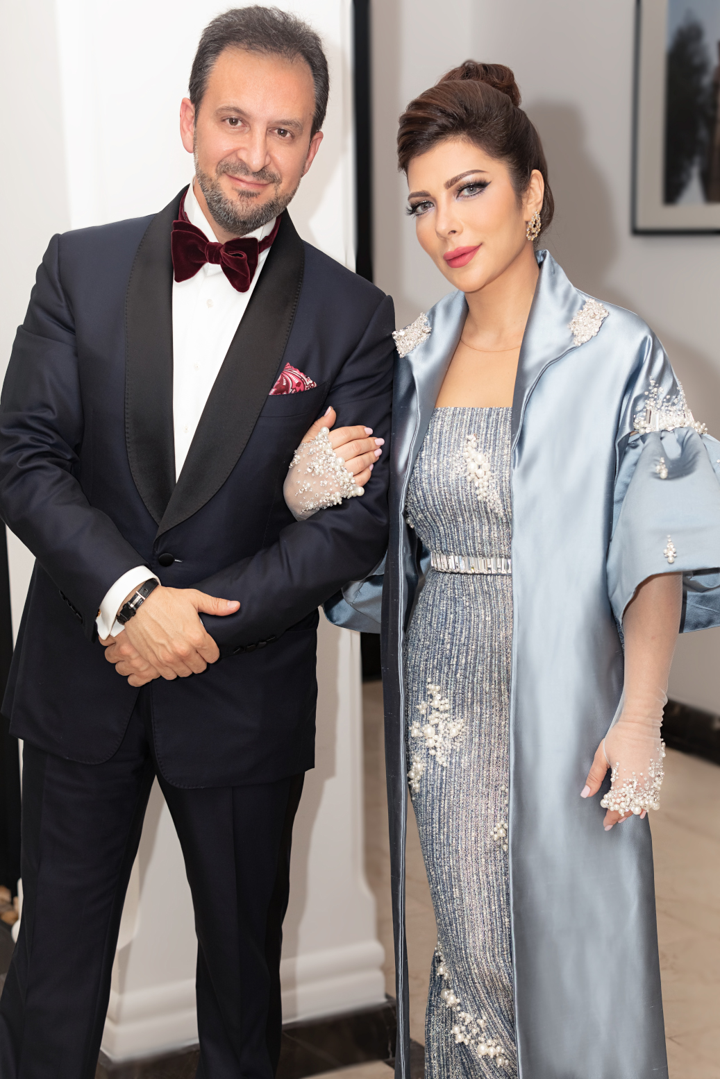 أصالة نصري في صورٍ مُتفرّقة مع رجل وسيم.. ما السرّ الّذي يجمعهما؟ أصالة نصري في صورٍ مُتفرّقة مع رجل وسيم.. ما السرّ الّذي يجمعهما؟