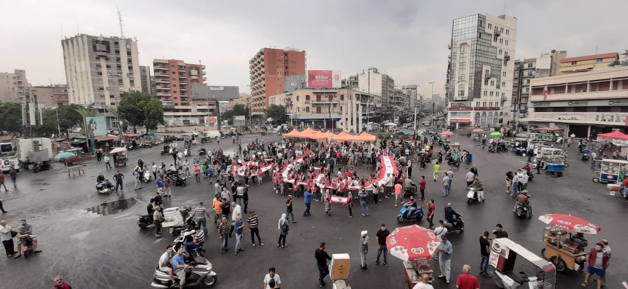 جدارية بشرية لكلمة لبنان في ساحة النور