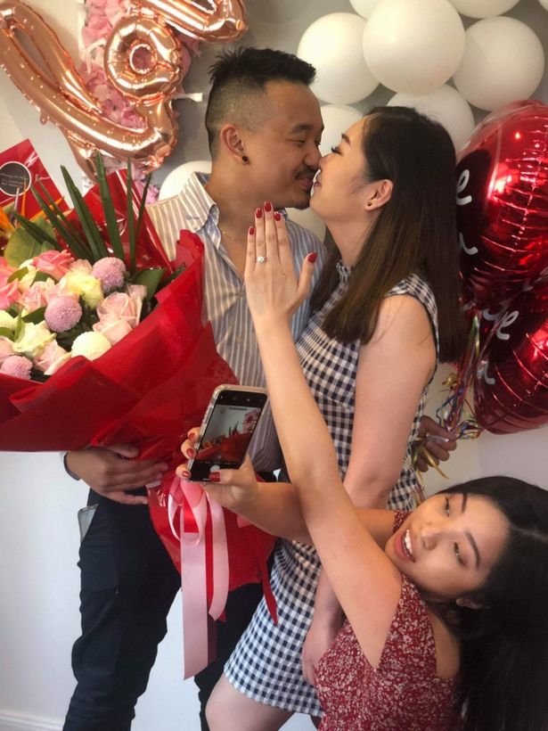 عروس استعانت بقريبتها لالتقاط صورة رومنسية من عرض زواج
