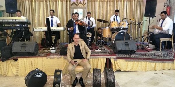 مطرب شعبي ينتحل صفة شرطي ويتاجر بالمخدرات