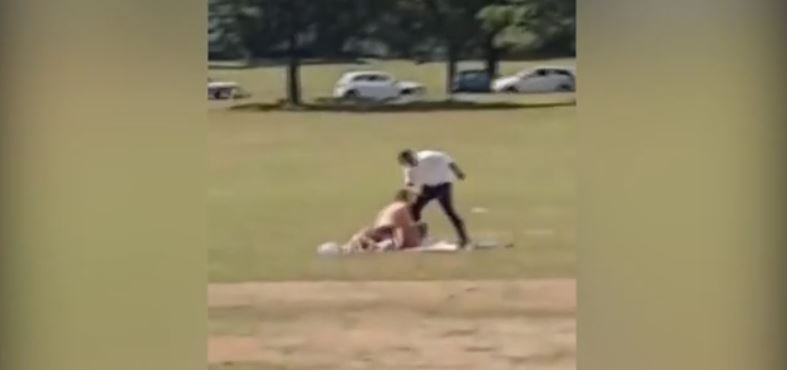 والد هاجم ثنائي يمارس الجنس في حديقة عامة 