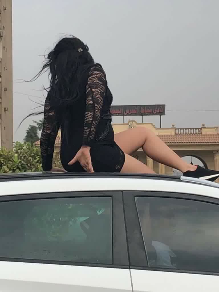 امرأة فوق السيارة