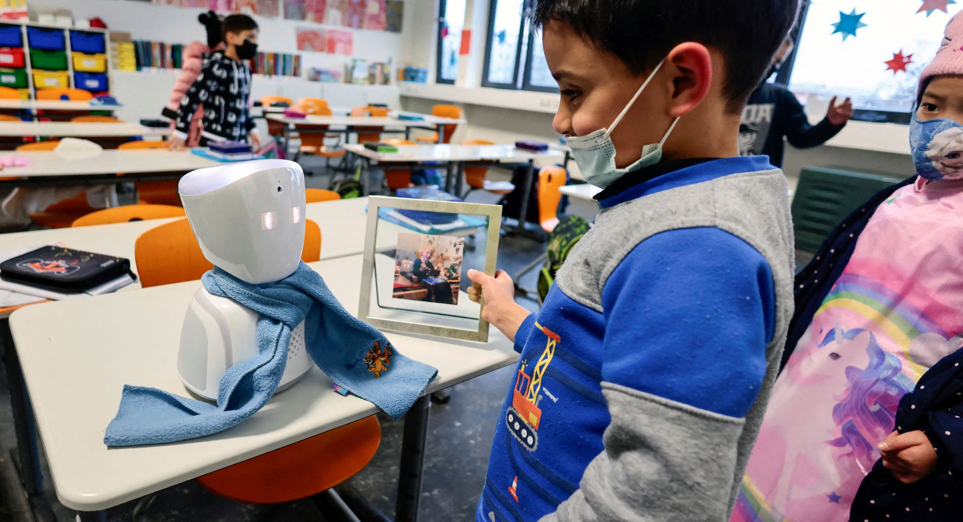 روبوت يذهب إلى المدرسة بدلا من طفل مريض