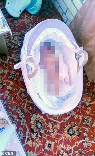 روسية تركت رضيعتها عارية على الشرفة في الطقس البارد