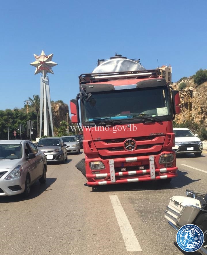 تعطل شاحنة على اوتوستراد كازينو لبنان باتجاه جونية 