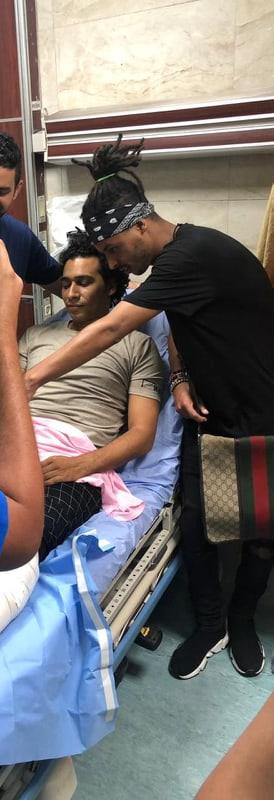 نقل فنان عربي الى المستشفى بعدما سقط به المسرح!