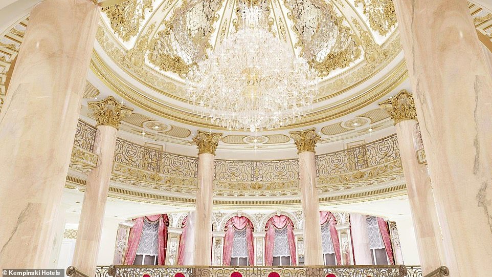 جولة داخل فندق إميرالد بالاس الخيالي في دبي… أسقف مذهّبة و700 مليون جولة داخل فندق إميرالد بالاس الخيالي في دبي… أسقف مذهّبة و700 مليون