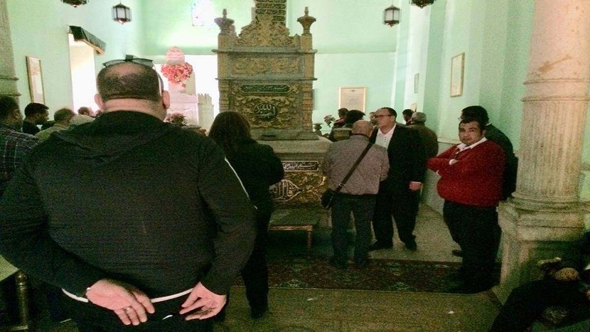 قبر فنان عربي مرصّع بالذهب.. وصالون إستقبال داخل المدفن! (صور)