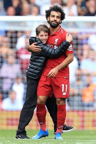 الطفل يعانق محمد صلاح 