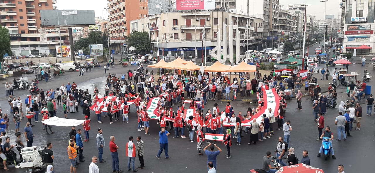 جدارية بشرية لكلمة لبنان في ساحة النور