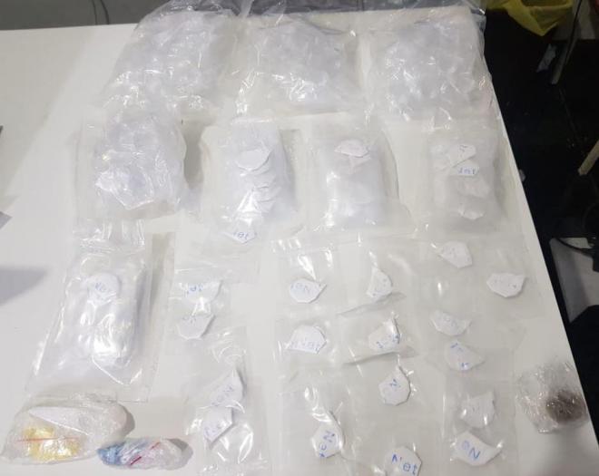 وقع في قبضة مكتب مكافحة جرائم المعلوماتية بعد أن قام بتصوير فيديو إباحي لأحد الأشخاص وتبيّن أنه مروّج مخدرات