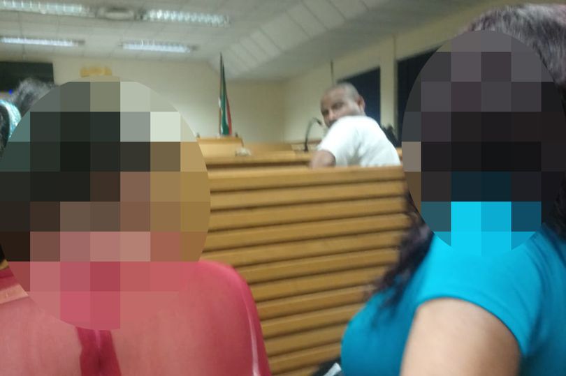 رجل يحدّق بإحدى ضحاياه داخل المحكمة