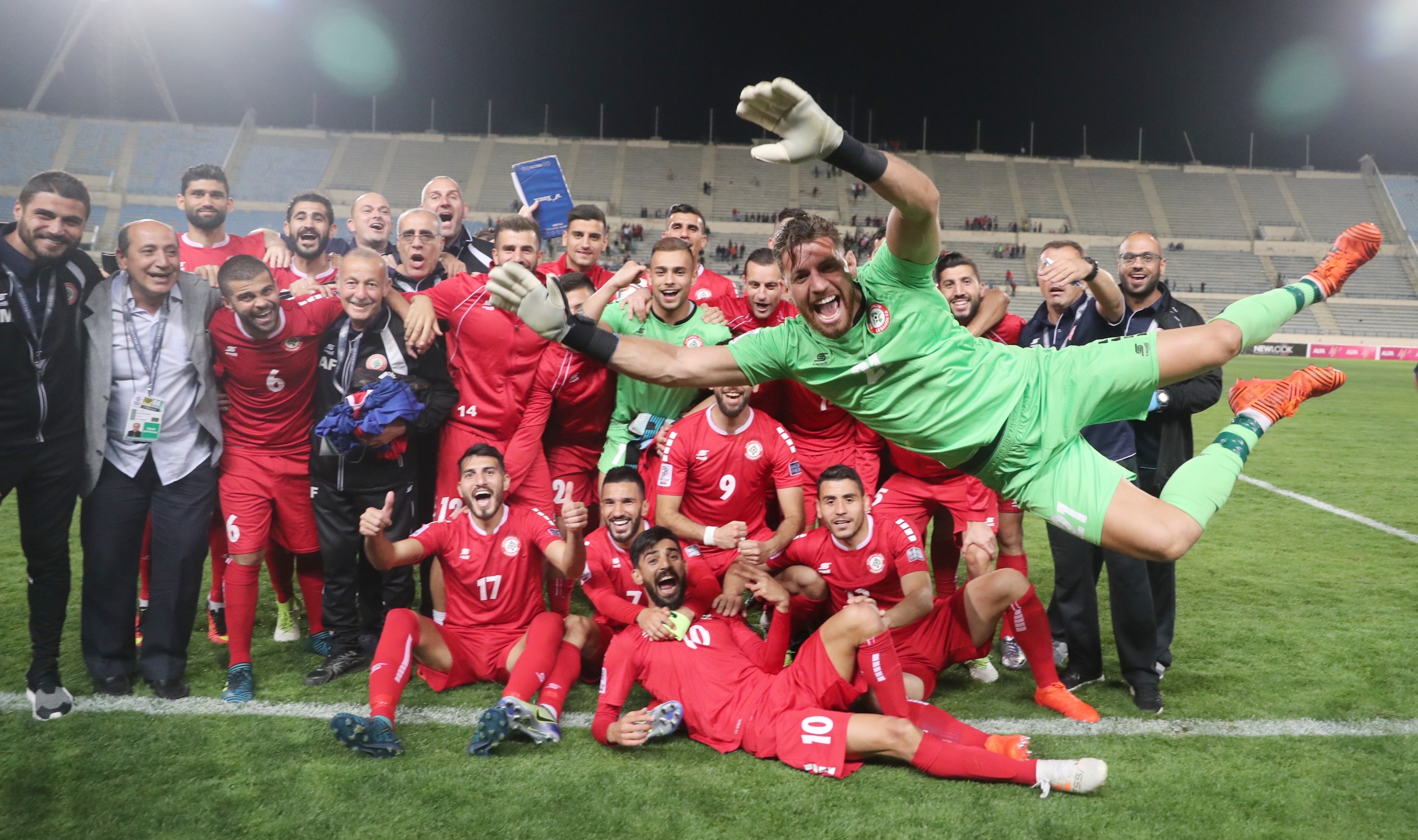-	منتخب لبنان بعد فوزه على ماليزيا في آذار الماضي منجزاً تأهله إلى النهائيات