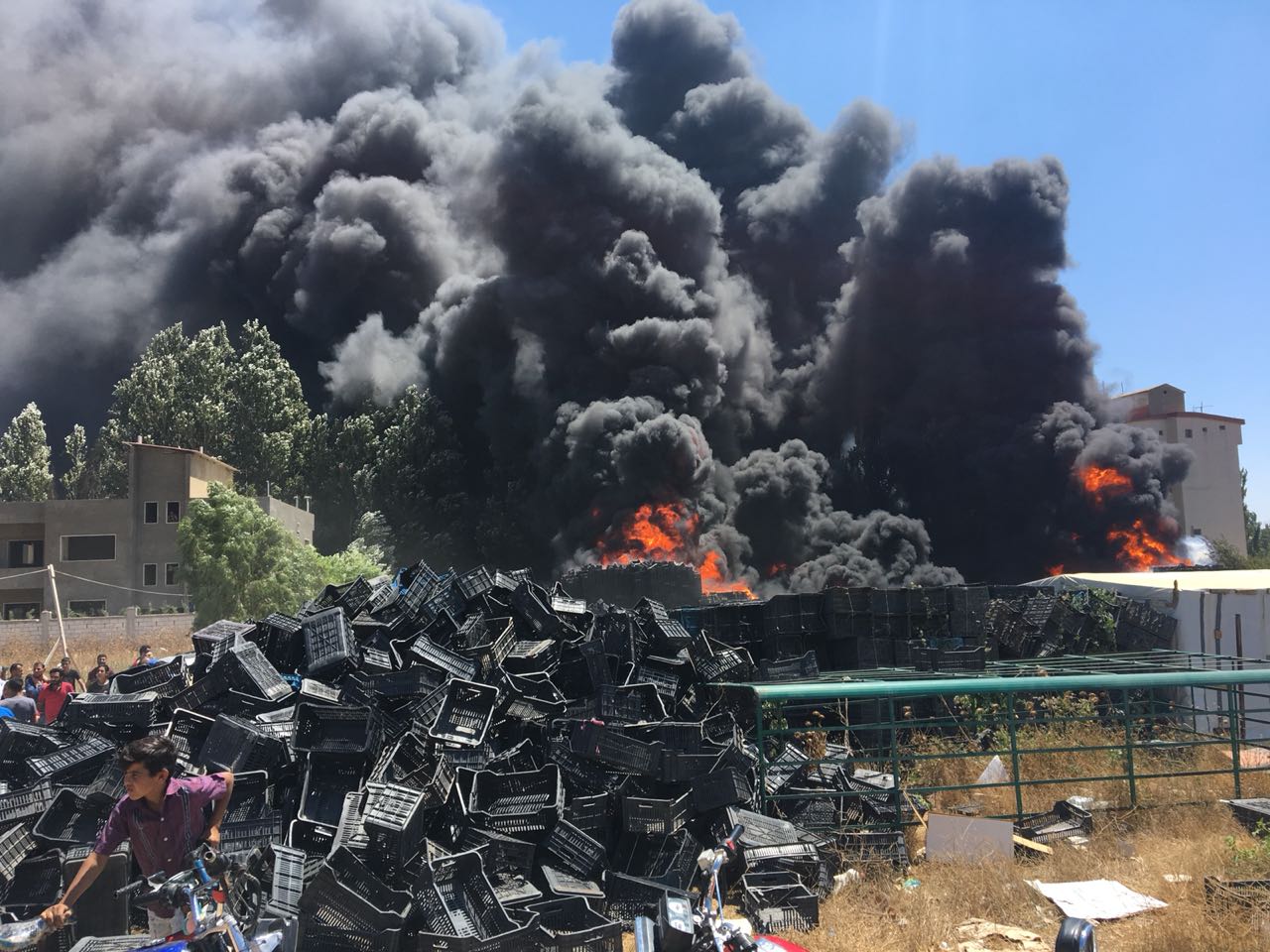 حريق في قب الياس... وصور تظهر حجم الدخان