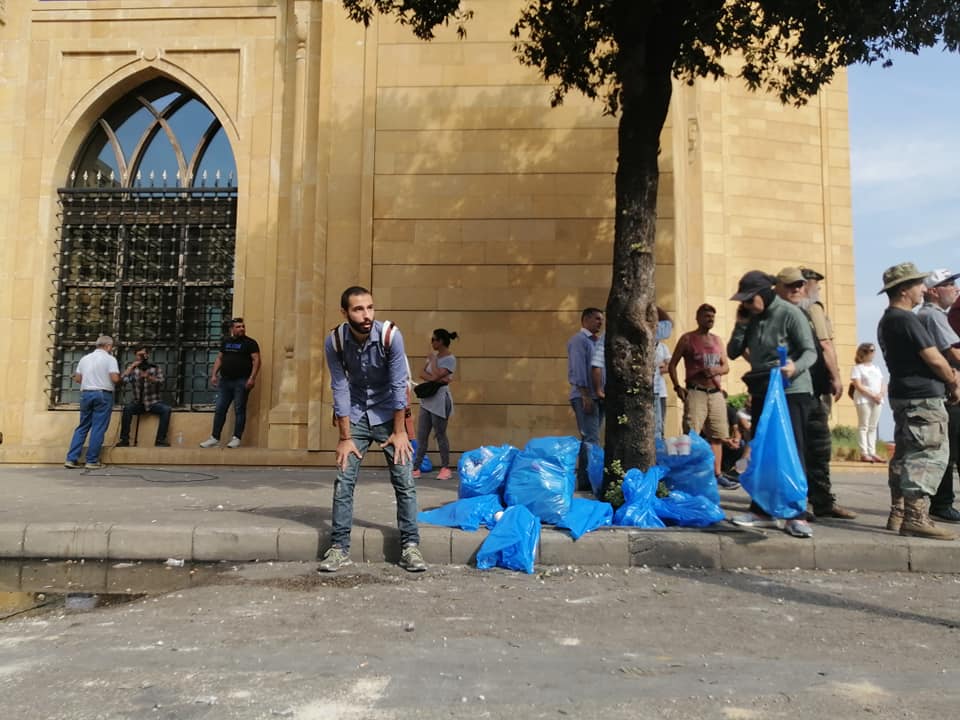 سيدات لبنان ينظفن الشوارع بعد اليوم الأول من الاحتجاجات 