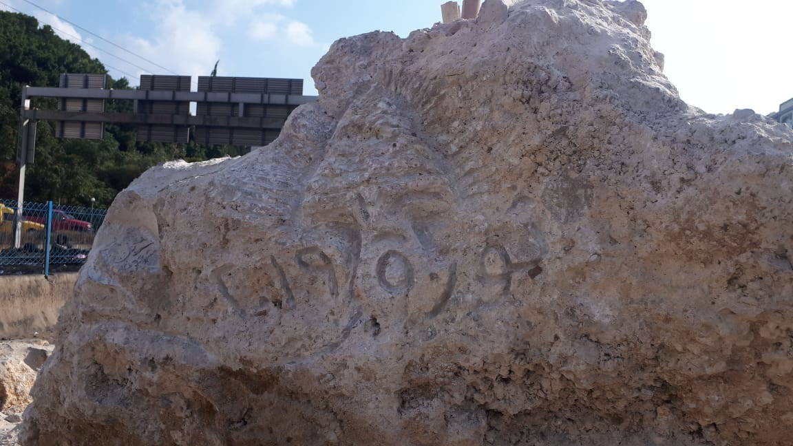 حفر "ثورة 2019" على صخرة في جبيل 
