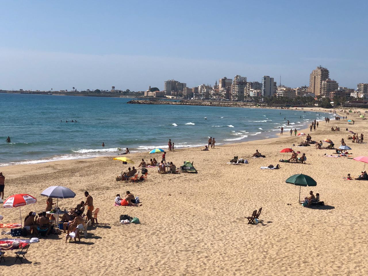 بالرغم من قرار منع التجول والتعبئة العامة اعداد كبيرة من الناس على شاطئ صور Lebanon News