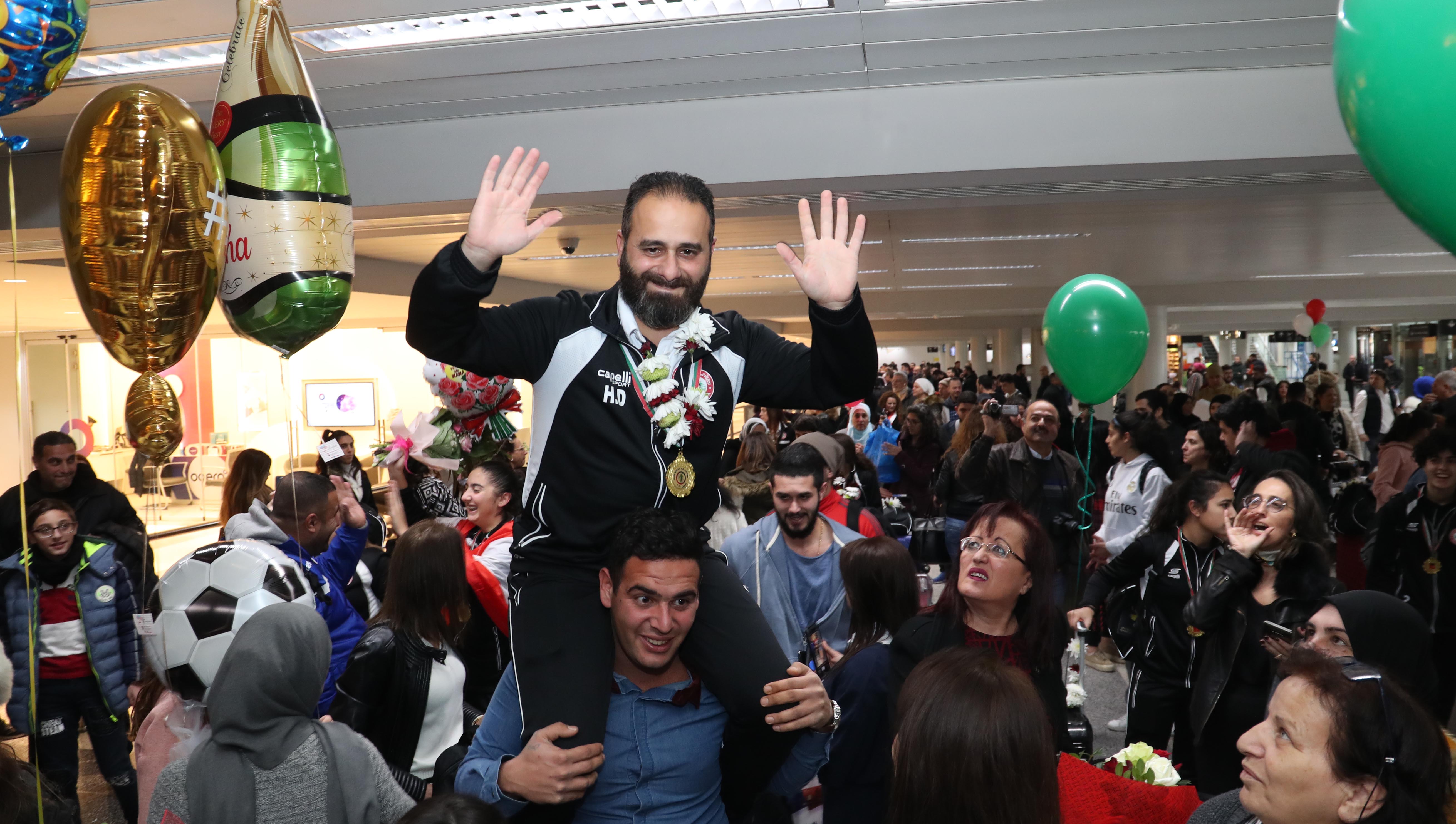 مدرب منتخب لبنان هاغوب على الأكف 