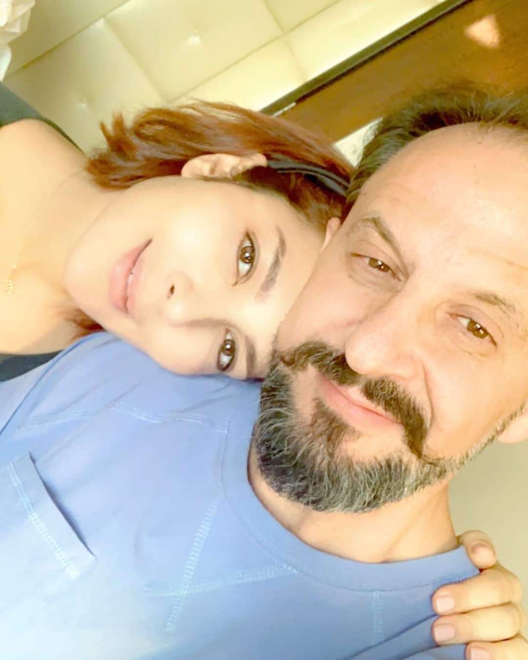 أصالة نصري في صورٍ مُتفرّقة مع رجل وسيم.. ما السرّ الّذي يجمعهما؟ أصالة نصري في صورٍ مُتفرّقة مع رجل وسيم.. ما السرّ الّذي يجمعهما؟