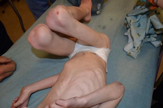 سيدة اعتدت على ابن زوجها بطريقة وحشية