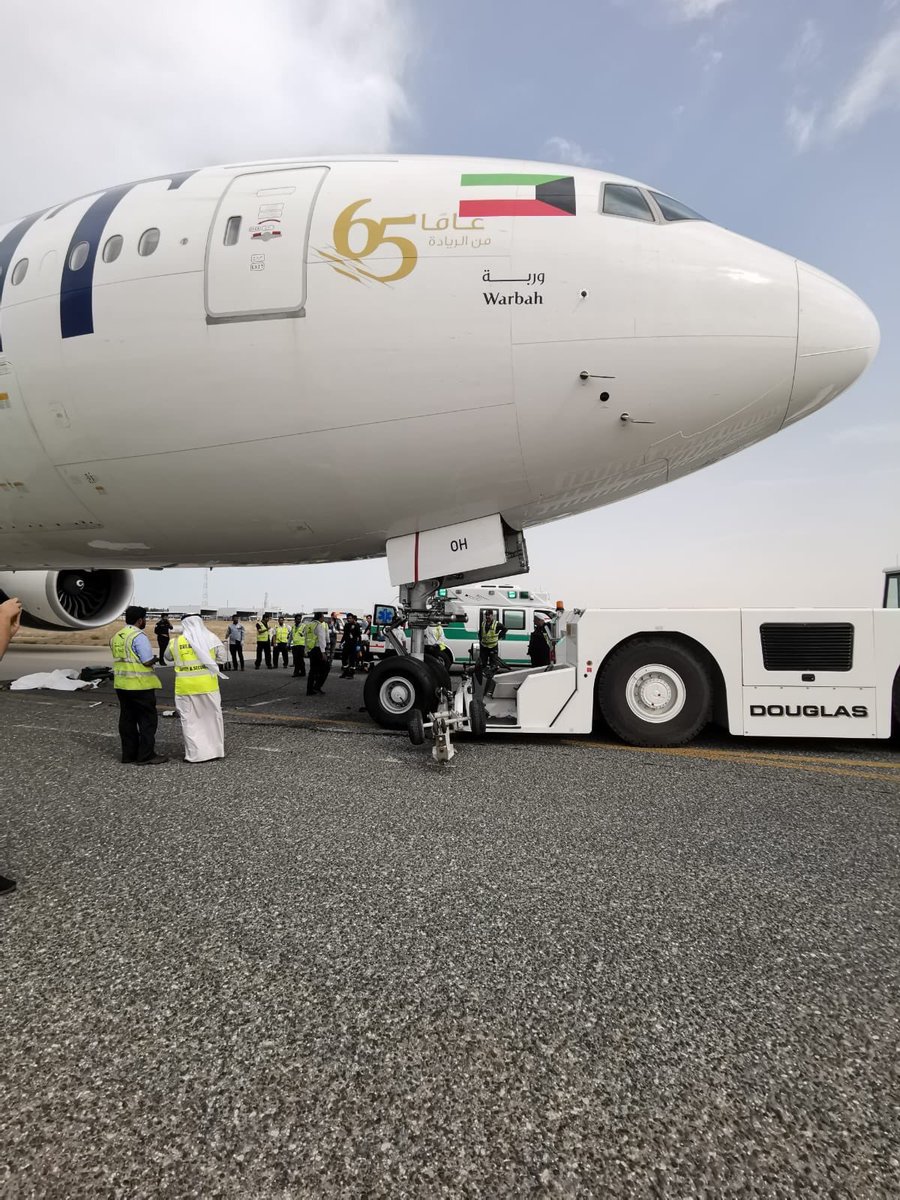 طائرة تدهس عاملاً في المطار