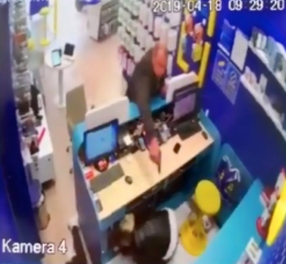 رجل أطلق النار على موظفتين في متجر للهواتف