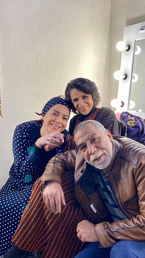 سامية الجزائري وأيمن رضا وشكران مرتجى معاً... صورة جديدة لثلاثي "عيلة 7 نجوم" بعد مرور 23 عاماً 