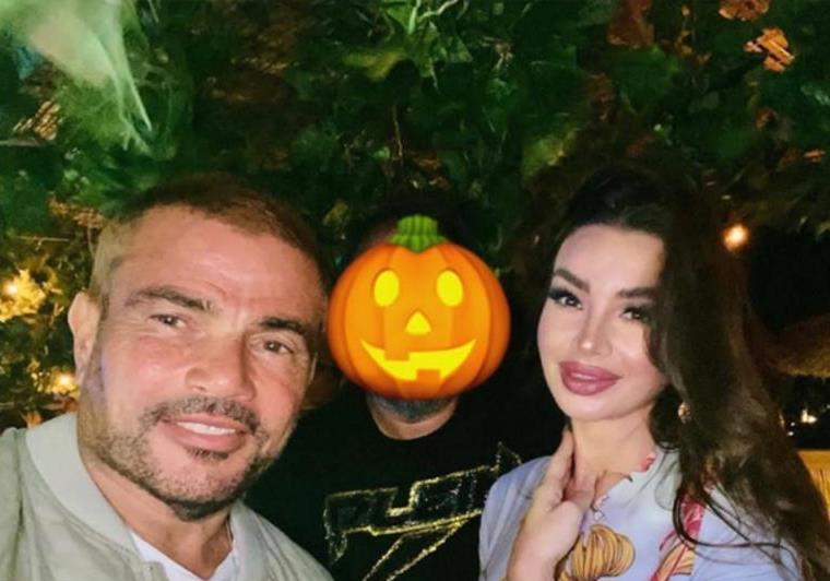 ظهر مُتخفيّاً في صورة عمرو دياب وجوهرة.. رجل يثير التساؤلات فمن هو؟ 