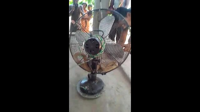 رجل اكتشف وجود أفعى كوبرا سامة داخل المروحة 