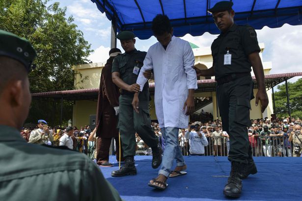 عقوبة قاسية بحق مراهقين لأنهما عانقا بعضهما