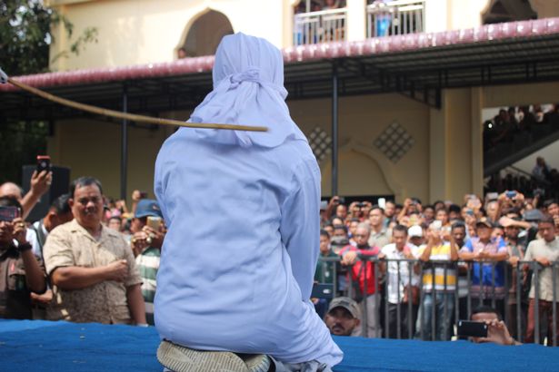 عقوبة قاسية بحق مراهقين لأنهما عانقا بعضهما