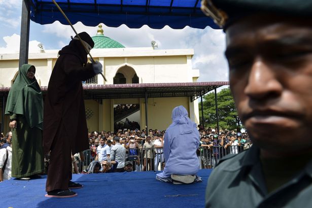 عقوبة قاسية بحق مراهقين لأنهما عانقا بعضهما