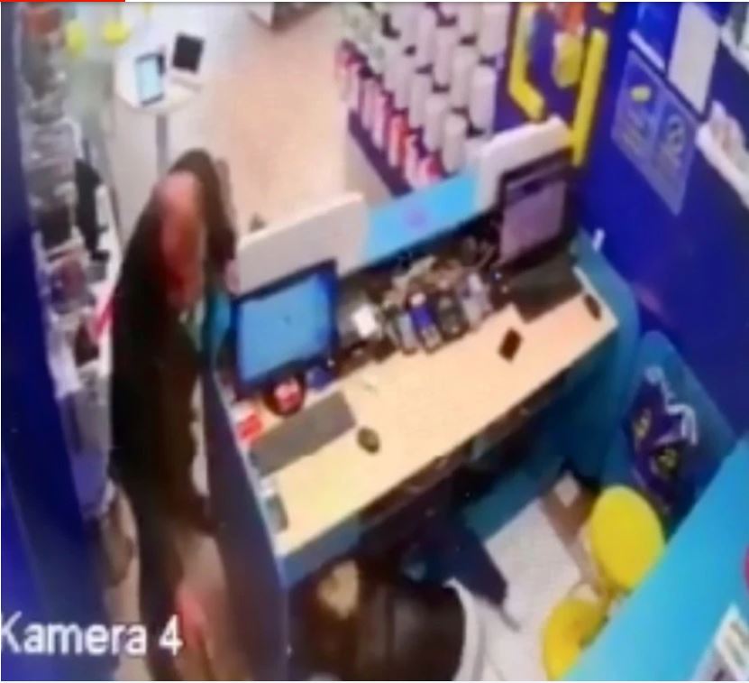 رجل أطلق النار على موظفتين في متجر للهواتف